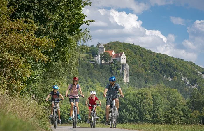 Radler unterhalb der Burg Prunn